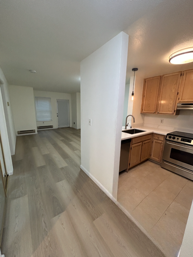 Building Photo - Beautiful 1BRs+1BA Condo with al parking s...