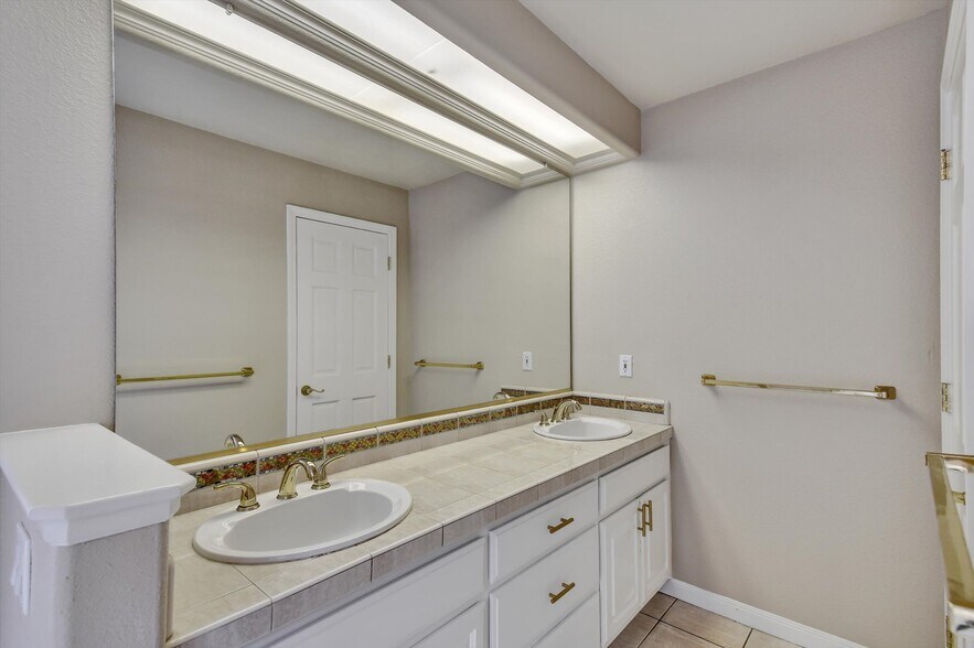 Building Photo - 616 Gravatt Dr