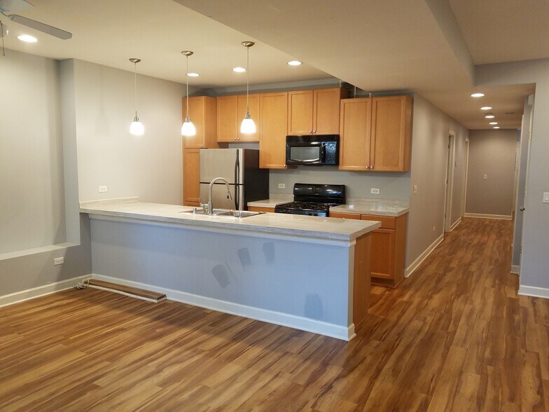 kitchen - 3450 N Bosworth Ave