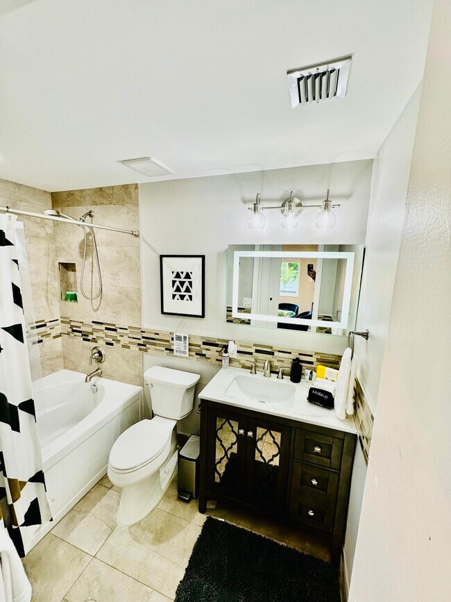 Building Photo - 5365 N Andrews Ave