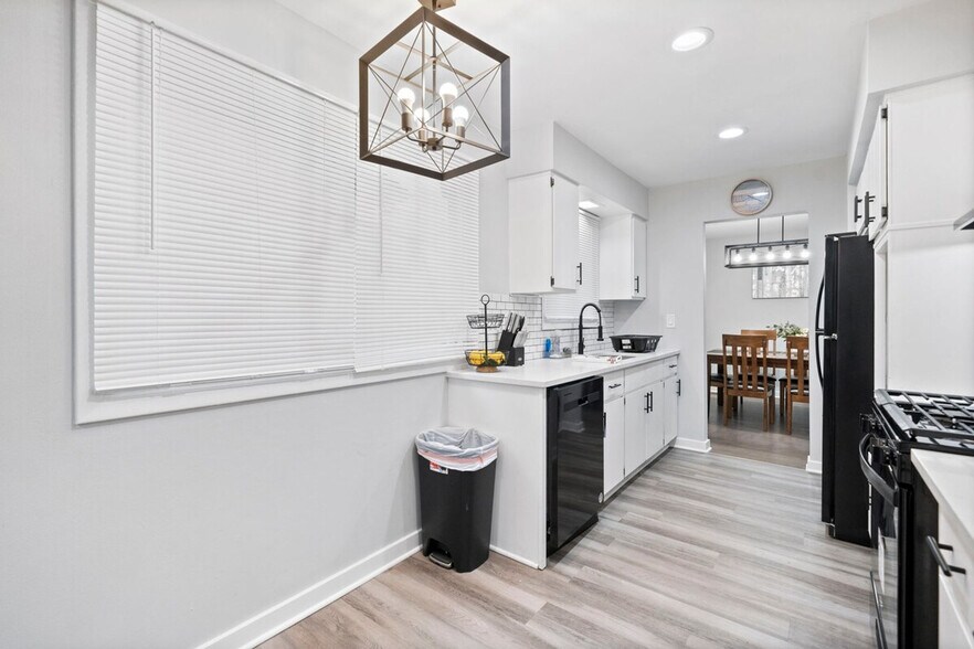 Building Photo - 334 W Central Ave