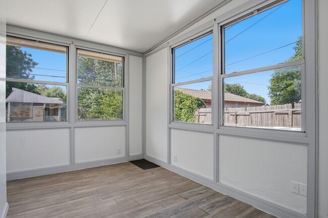 Building Photo - 549 E Ercoupe Dr