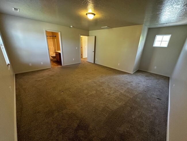 Building Photo - Ready for Move In - Cedar Creek Spacious L...