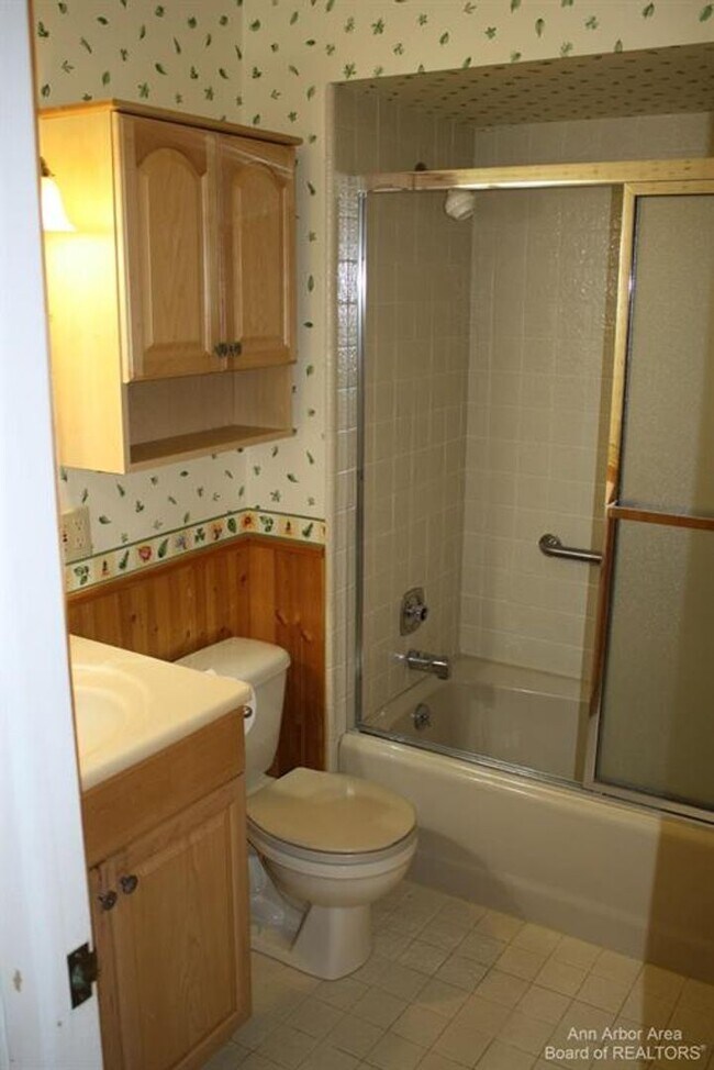 Building Photo - Spacious Ranch