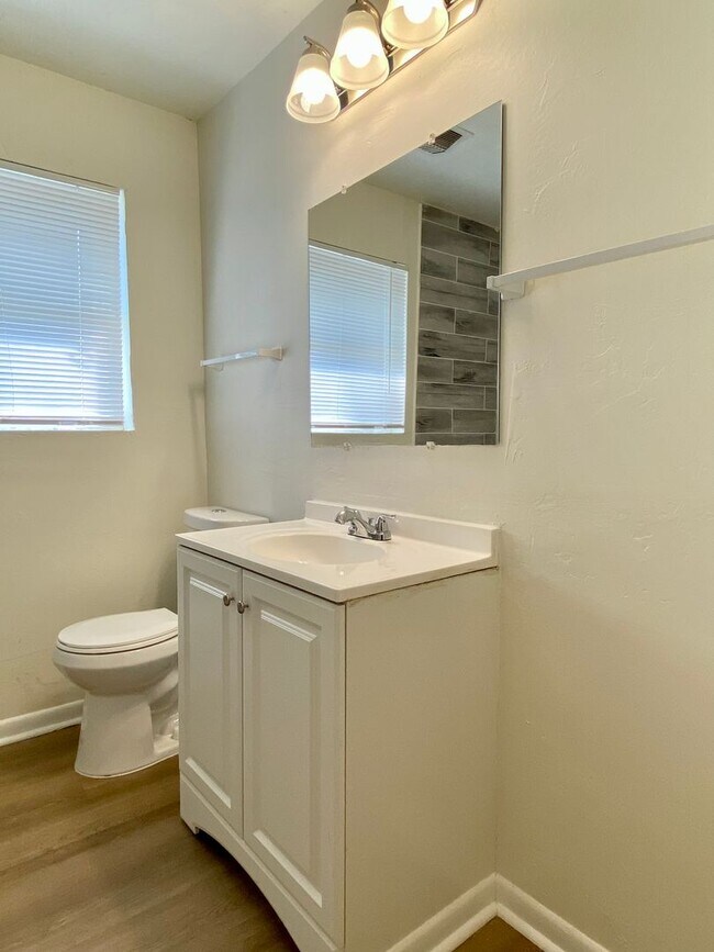 Building Photo - Spacious 3 bed 1 bath with easy access to I-40!