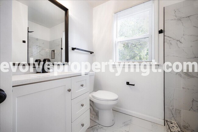 Building Photo - BEAUTIFUL EAST MEMPHIS 4/2!