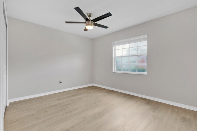 Building Photo - 4920 Tangerine Ave