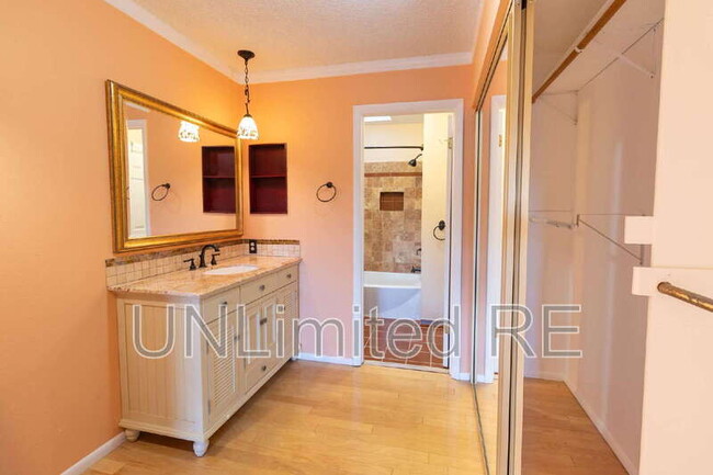 Building Photo - 5000 E Palomino Ln