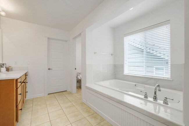 Building Photo - 5bd/3.5ba Bellevue Hoome
