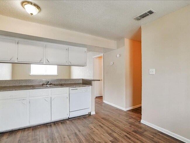 Building Photo - 1800 N Wayside Dr