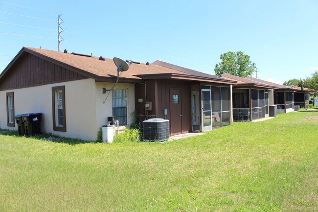 Building Photo - Lovely Home Available in the Royal Manor S...