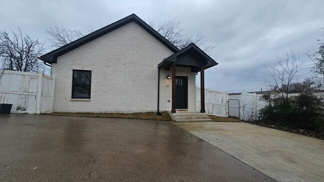 Building Photo - 3817 Yellowstone Pl