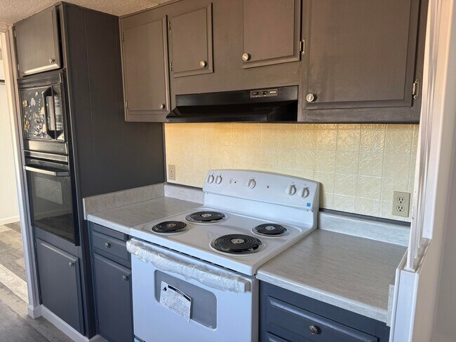 Building Photo - 64180 Thomas Ave