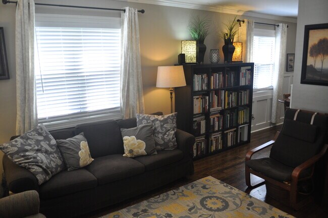 Building Photo - 107 S Iris St