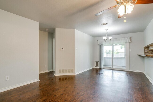 Building Photo - Cozy 3 Bed, 2 Bath Home Minutes Away from ...