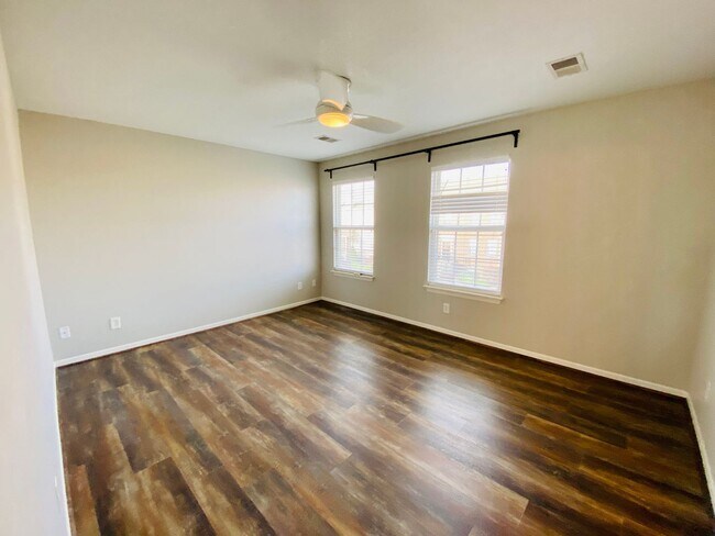 Building Photo - {12337} Spacious Stone Creek Village Townhouse + All Appliances Included + Lawn Care Included + 1...
