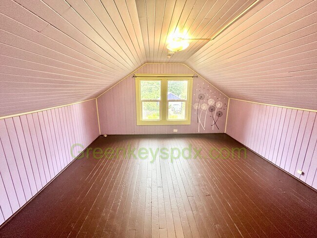 Building Photo - 2-Bedroom House with Fully Fenced Backyard...