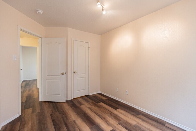 Building Photo - 7910 Lattimer Pond