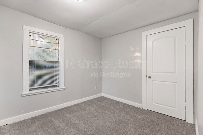 Building Photo - 515 E Lee St