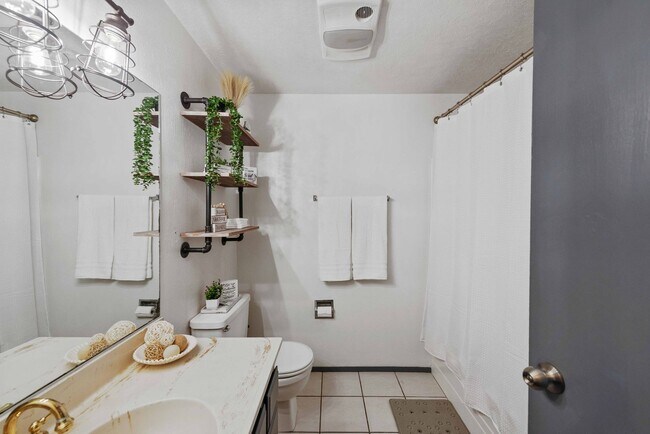 Building Photo - GORGEOUS 3 Bedroom (+BONUS ROOM!) 2 Bath Home with RV/Boat storage near beaches and shopping!