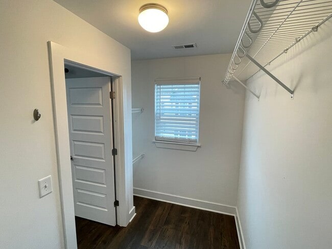Building Photo - Off Stewart's Ferry Pk in Donelson with fe...