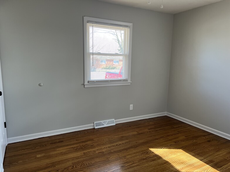 Bedroom - 6022 Pflumm Rd