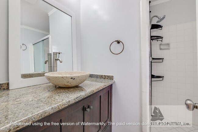 Building Photo - Lovely updated Condo on 2nd block by the B...
