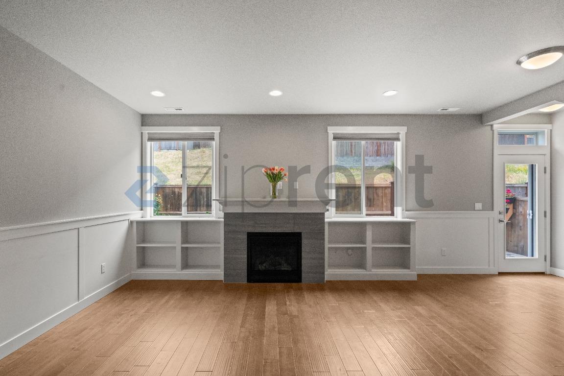 Building Photo - Unit