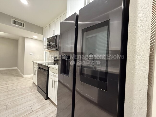 Building Photo - 606 E Royal Palm Square N