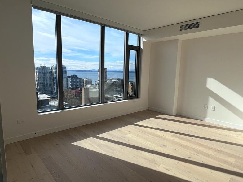 another_view_of_Livingroom - 2510 6th Ave