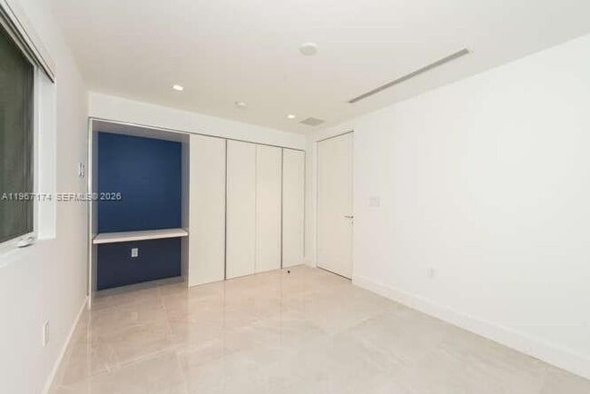 Building Photo - 1325 Bay Dr