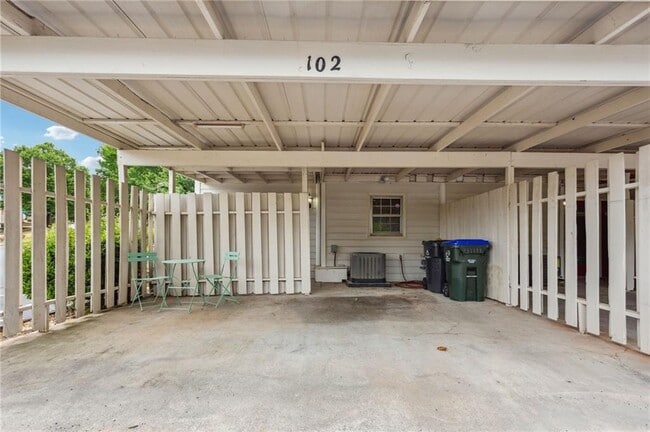 Building Photo - 102 Holcomb Ferry Rd