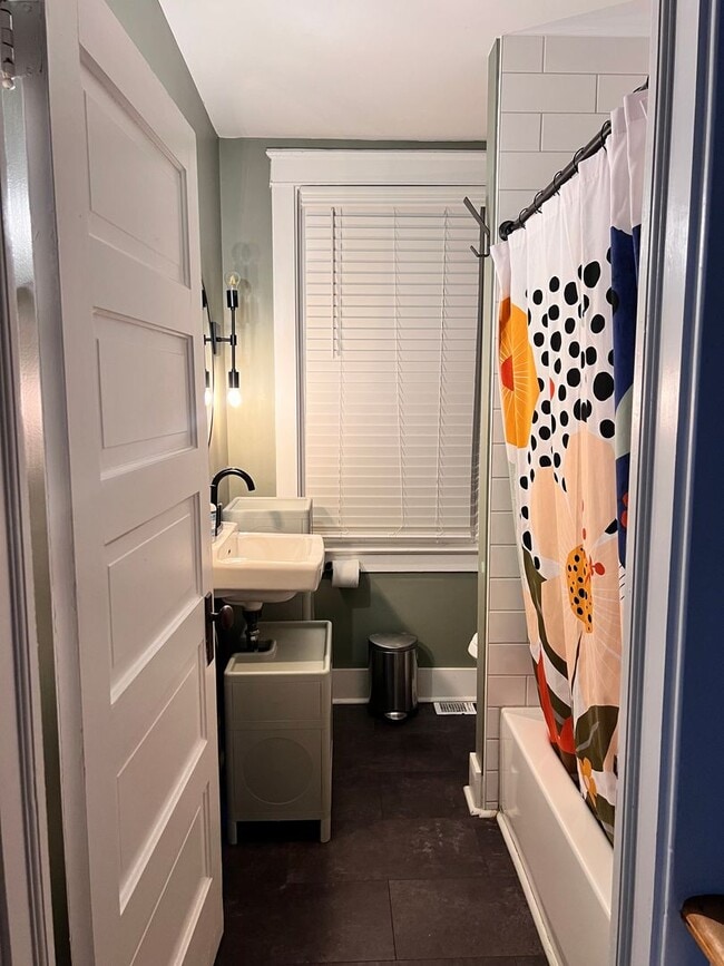 Building Photo - Charming Reynolds Ave Rental – Spacious Yard, Stylish Kitchen, Great Location