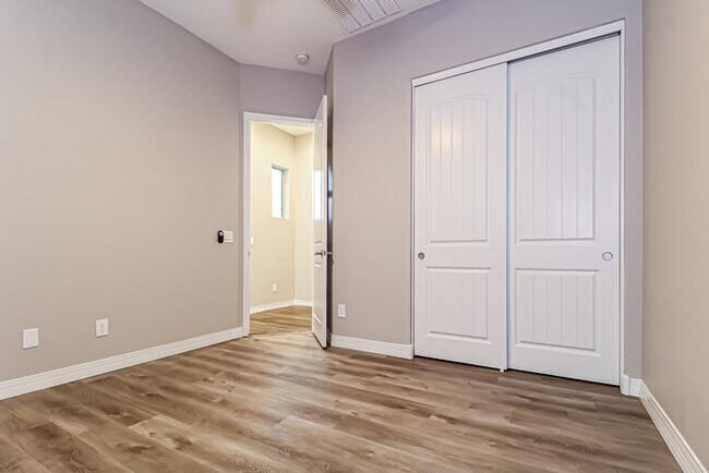 Building Photo - 16020 W Cameron Dr
