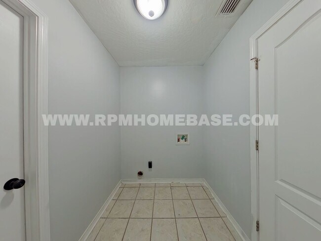 Building Photo - 4 Bed Navarre Home on Half+ Acre, Fenced Yard & Detached Garage Near Hurlburt