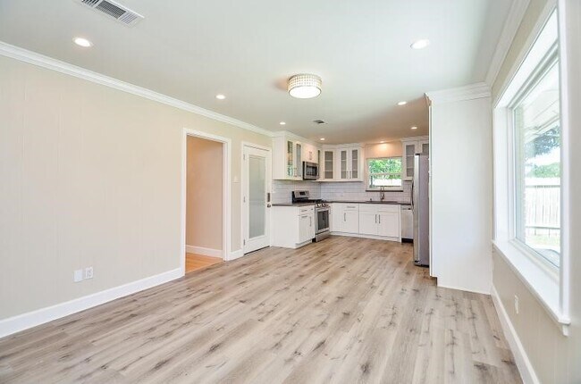 Building Photo - 8330 Waterbury Dr