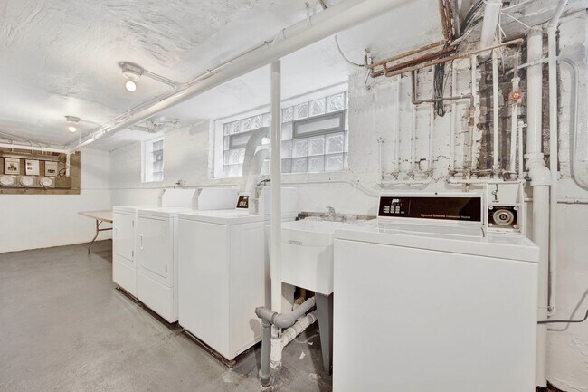 Building Photo - 6407 N Wayne Ave