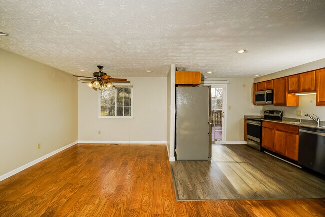 Building Photo - 735 Shady Creek Dr