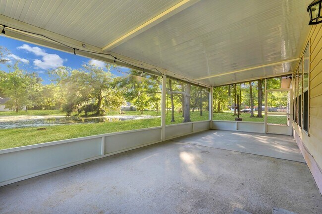 Building Photo - Richmond Hill Beauty: 4-Bedroom Home with Stunning Lagoon Views!