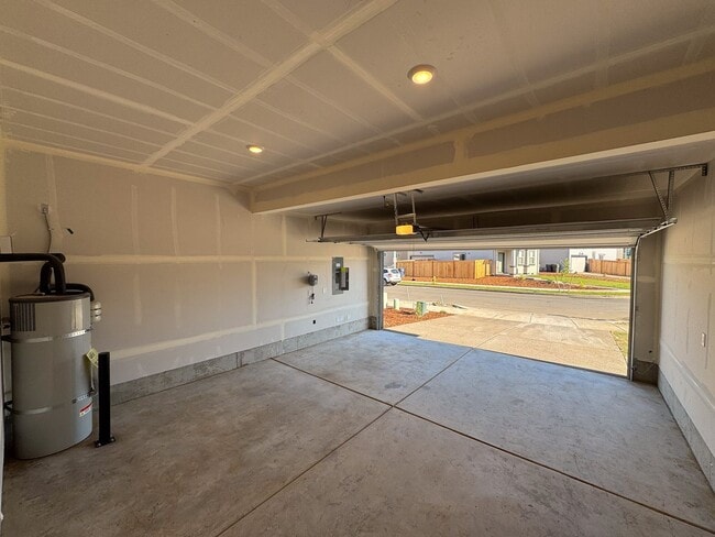 Building Photo - 4 Bedroom, 2 1/2 Bath Home in Marcola Meadows