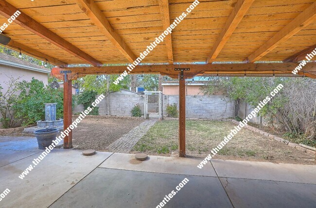 Building Photo - Updated 3 Bedroom, 2 Bathroom, 2 Car Garag...