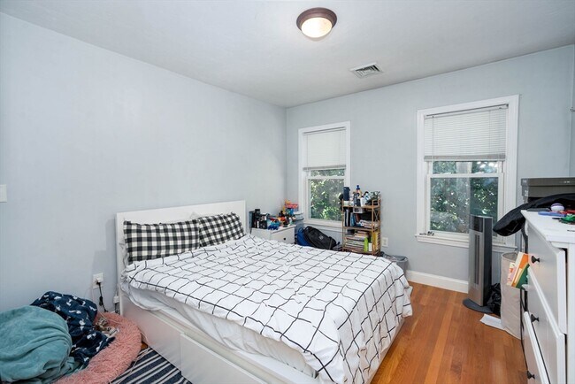 Building Photo - 90 Safford St