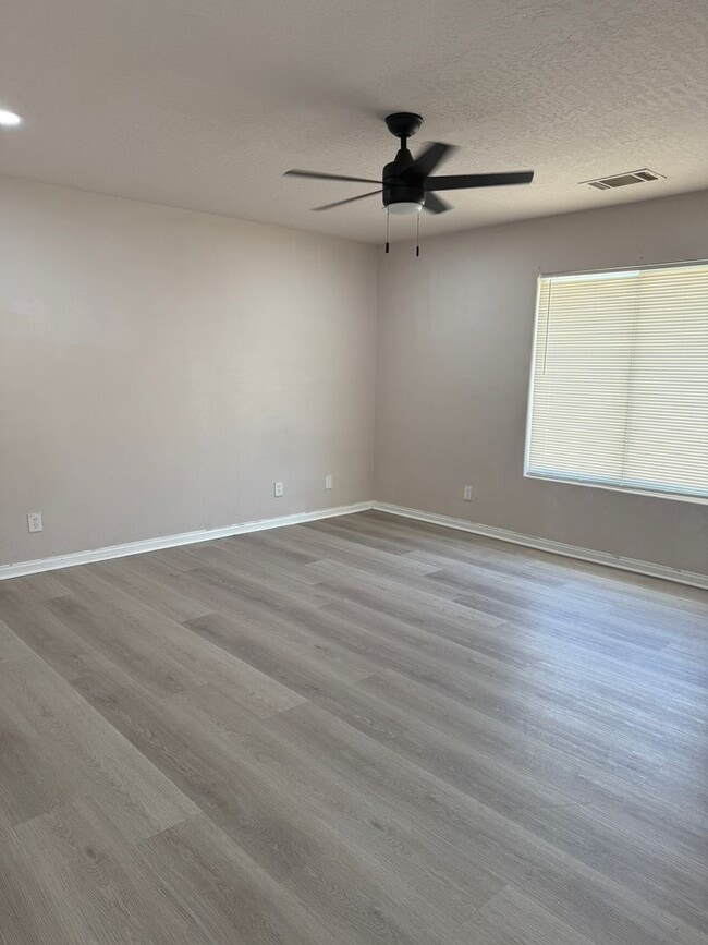 Building Photo - Charming 3-Bedroom Home with Spacious Yard