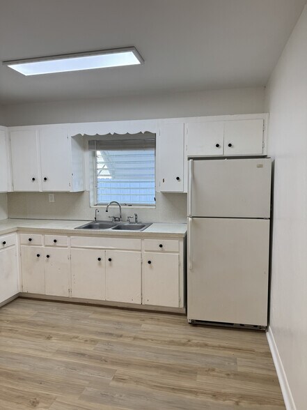 Building Photo - 433 45th St