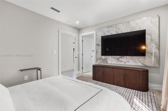 Building Photo - 116 W 1st Ct