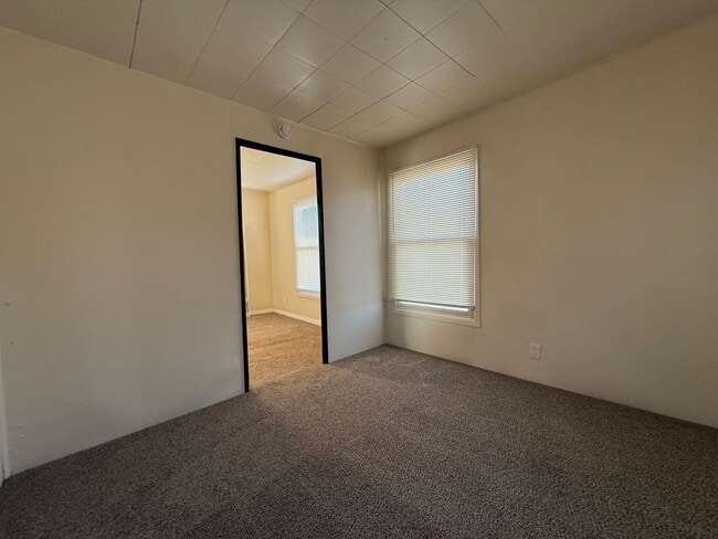 Building Photo - Budget Friendly Apartment!