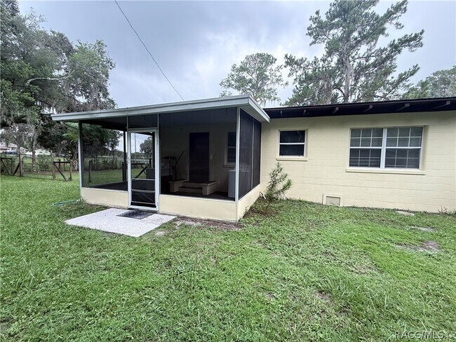 Building Photo - 10715 N Northcut Ave