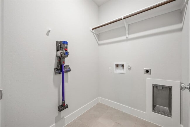 Building Photo - 418 Raleigh Dr