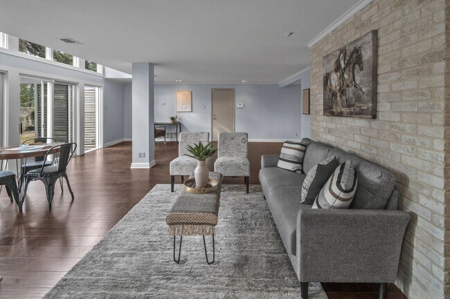 Building Photo - CHARMING 5 BDRM HOME IN CASTLE HILLS!!