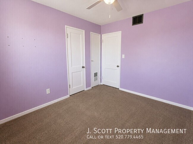 Building Photo - 2801 W Glenrosa Ave